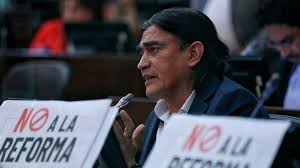 Gustavo bolívar moreno es un escritor, periodista y guionista colombiano conocido,por sus novelas sin tetas no hay paraíso, el capo y. Polemica Por Compras Del Senador Gustavo Bolivar Para La Primera Linea