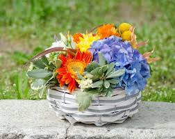 Aranjament Floral In Cos Cu Hortnesii Si Gerbera Basket Flower Arrangement With Hydrangras Ang Gerbera Daisies Decor Vase Glass Vase