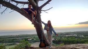 Vitor kley, o namorado de carolina loureiro, deu um pequeno concerto através da varanda da sua casa no rio de… Vitor Kley Lanca Clipe Gravado Pela Namorada Carol Loureiro Em Portugal Istoe Independente