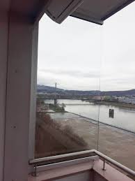 Balkon Windschutz Mit Seitlichem Glas Fixteil Fixer Rahmenloser Windschutz Windschutz Glasschiebetur Fenster Und Turen