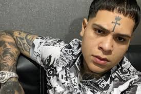 El rapero Almighty fue expulsado de un avión por no utilizar correctamente  su mascarilla