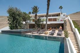 Adria Noboa Designs Die Renovierung Eines Hillside Home Mit Blick Auf Das Meer Adria Blick Designs Ei Architecture House Architecture Design Outdoor Areas