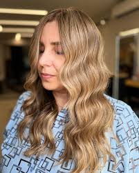 Decoloración global inspirada en tendencia K-Pop. 💛 En Daniela Encinas  Salón hacemos realidad cualquier inspiración que tú desees. 🕙 Te esperamos  de martes a sábado, de 10 am a 6 pm. 📲