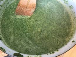 750 g špenátových listov, 400 ml mlieka (alebo smotany), 1 cibuľa, 2 strúčiky cesnaku, 30 g hladkej múky, 40 g masti, soľ. Skvely Spenatovy Privarok Bez Smotany Rychly Recept