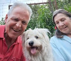 Cieco e mordace, il cagnolino Max sembrava senza speranza. L'incontro con  Karl e Inge gli ha cambiato la vita: «È diventato un altro. Verrà operato»