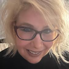 The Serama has several distinct traits that separate it and make it  different from an Old English Game Bantam or a Japanese Bantam. The most  important of those is the Serama's vertical