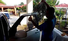 Predikatnya sebagai tukang batu, duda dari 3 kali perkawinan, berusia 51 tahun, lusuh dan miskin menghanyutkan impiannya untuk dapat mendekati sang bidadari itu. Tacra S Diy Garage Suzuki Swift