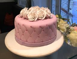 Kuchen, kerzen und eine torte, schöne geschenke, nette worte. 18 Geburtstag Maedchen Torte