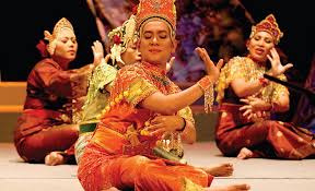 Salah satu bentuk tarian pergaulan masyarakat melayu yang masih utuh dan popular dewasa ini ialah tari zapin. Tarian Melayu Di Indonesia Lengkap Dengan Penjelasannya