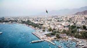 خليج العقبة هو الفرع الشرقي للبحر الأحمر المحصور شرق شبه جزيرة سيناء وغرب شبه الجزيرة العربية، وبالإضافة إلى سواحل مصر والسعودية على هذا الخليج، فإنه المنفذ الوحيد لكل من إسرائيل والأردن على البحر الأحمر، وقد سمي بخليج العقبة نسبة لمدينة العقبة الواقعة على أقصى شمال. Ù…ÙˆÙ‚Ø¹ Ø®Ø¨Ø±Ù†ÙŠ ØªÙØ§ØµÙŠÙ„ ØªØ®ÙÙŠÙ Ø¥Ø¬Ø±Ø§Ø¡Ø§Øª Ø§Ù„Ø­Ø¸Ø± ÙÙŠ Ø§Ù„Ø¹Ù‚Ø¨Ø©