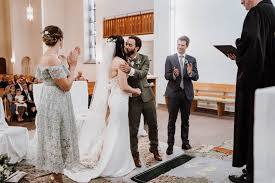 Das brautkleid stellt für die meisten damen eines der wichtigsten kleidungsstücke in ihrem leben dar. Kathy Julian Eine Hochzeit Unter Freiem Himmel In Der Villa Muhlenbach In Lohne Hochzeitsfotografin Bielefeld