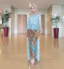 Inspirasi Kebaya Modern Brokat Biru Dengan Rok Batik Model Pakaian Hijab Model Pakaian Muslim Model Pakaian