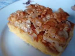 Also hier unser rezept für einen leckeren fluffigen bienenstich kuchen mit hefeteig, einer köstlichen vanillecreme und einer knackigen haube aus mandeln und honig. Kuchenrezepte Bienenstich Kleineloeffelhase
