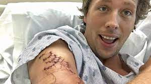 Een paar uur later zat ik namelijk in een traumahelikopter van de. Freek Vonk Over Haaienbeet Ik Werd Van Achteren Aangevallen Nos