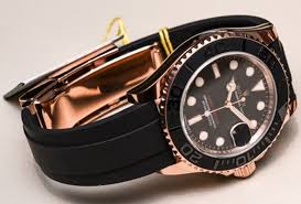 Its moderate case size means it still falls within the realm of standard men's watches. Boat Yacht Rental Rolex Yacht Master 37 Rose Gold Price