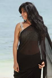 This actress looks absolutely breathtaking in a traditional saree. Saree Below Navel Photos Samantha Hot In Backless Saree Blouse Photos South Indian Actress Indian Actresses Bollywood Girls South Indian Actress
