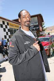 A collection of memories from his life, iconic lines, and an original track nft. Snoop Dogg Auszeichnungen Fur Musikverkaufe Wikipedia