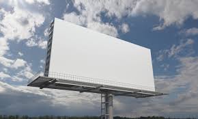 Eleve sua marca a novos patamares com este outdoor branco em uma estrada  movimentada | Foto Premium