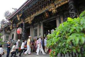 There are so many temples, shrines and gardens in the city, so it is one of the best places to visit in japan. è‰‹èˆºé¾å±±å¯º è‡ºåŒ—æ—…éŠç¶²