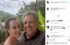 Проводить в последний путь грачевского пришли его родственники, друзья и коллеги по цеху. Molodoj Vdove Grachevskogo Stalo Ploho Na Pohoronah Novosti Boris Grachevskij Zhena Pohorony Smert Koronavirus Shou Biznes