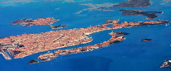 Skyscanner es un buscador de viajes baratos que compara precios entre miles de aerolíneas, buscadores y agencias de viajes de todo el mundo. Venecia Por El Aire Foto De Archivo Imagen De Hogares 8474818