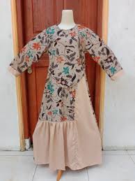 Batik merupakan sebutan untuk kain yang telah digambar atau diberi motif dengan malam, kemudian diproses dengan cara tertentu yang memiliki kekhasan. Jual Model Gamis Batik Kombinasi Polos Terbaru Lazada Co Id