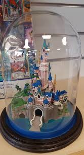 Lecture libre > contes, légendes et fables > la belle au bois dormant. Le Chateau De La Belle Au Bois Dormant Sous Cloche Qui Sera Mis En Vente Pour Le 25eme Anniversaire Concu A Partir De La Doll House Disney Dollhouse Furniture
