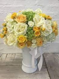 Arreglo Floral En Amarillos Y Blanco Arreglos Florales Arreglos Florales Blancos Diseno Floral