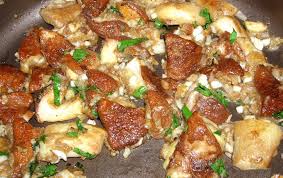 Dans un récipient , mettre la semoule , le sucre , le sucre vanille , sel , cannelle , levure, l'oeuf , le lait et l'huile. Poelee De Cepes
