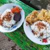 Gurihnya nasi bakar yang dipadu dengan ikan tongkol membuat aromanya semakin sedap dan nikmat ketika. 1