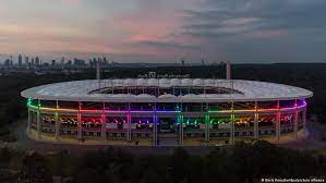 „der deutsche bank park schaltet zum spiel gegen ungarn den regenbogen an. Yz6o9egg6 Hchm