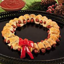 A Wreath Made Of Pigs In A Blanket Christmas Food Christmas Recipes Appetizers Christmas Party Food