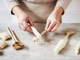 Teig Eng Um Holzloffel Oder Stock Wickeln Fur Stockbrot Stockbrot Stockbrot Rezept Stockbrot Teig