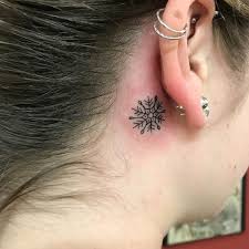 Kleine Tattoo Motive Fur Hinterm Ohr Minimalistisch Schneeflocken Schwarz Behind Ear Tattoos Snow Flake Tattoo Tiny Tattoos
