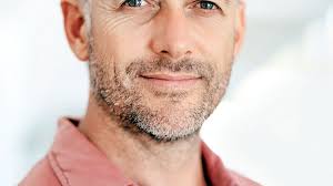 Las canas: un cambio capilar o de seguridad en el hombre