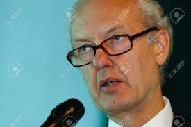 영국에서 가장 잘 알려진 투자 펀드 매니저 안토니 볼튼 (Anthony Bolton)이 서울 특별시 강연에서 연설 로열티 무료 사진,  그림, 이미지 그리고 스톡포토그래피. Image 59579121