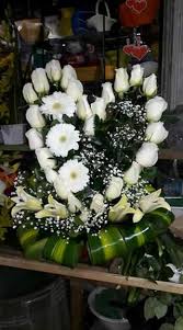 De seguro les harán suspirar detalles como los centros de mesa económicos y originales que utilizaron para adornar el banquete, así como la felicidad de los invitados y de ustedes mismos. Arreglos Florales Para Bodas Arreglos Florales