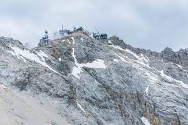 Möglichkeiten zum skifahren und rodeln und hütten zum einkehren. Auf Die Zugspitze Das Zugspitzplatt Und Der Zugspitzgipfel Auf Den Berg De