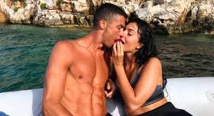 The couple has been together for about two years and shares an infant daughter named alana martina. Georgina Rodriguez Asyik Main Salju Cristiano Ronaldo Beri Perhatian Lebih