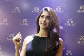 Nabila syakieb born november 18 1985 is an indonesian actress she started her career as a model when she became the finalist of the indonesian teen beauty. Nabila Syakieb Padukan Perhiasan Sederhana Busana Hitam Dan Sneakers