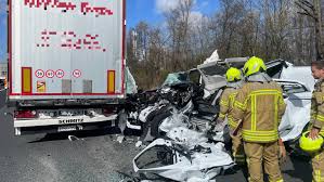 Unfall auf der A2 bei Hannover: Transporter gerät unter Lkw - Fahrer schwer verletzt