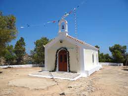 Η πρώτη είναι στο λιμάνι της. Eg Agia Marina Ekklhsia Attikh Spetses