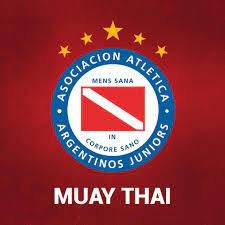 Per celebrare il 50º anniversario della fondazione del club, il logo fu modificato cambiando lo sfondo in blu, sempre con la striscia gialla e le iniziali però in nero. Argentinos Juniors Startseite Facebook