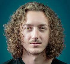 Here are 20 excellent examples of naturally curly hair with highlights to give you the confidence to make your curls light up! Barbering How To Cut Style Long Curly Locks