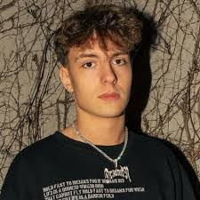 Kari Conrad's Instagram, Twitter & Facebook