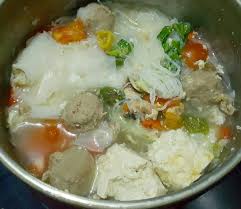 Vegetarian sehat organik vegan bebas susu rendah karbohidrat rendah gula. Sup Pedas Rawit Segar Sehat Berisi Bihun Baso Sapi Pangsit Tahu Sayuran Organik Kol Hijau Pakcoy Tomat Jamur Shitake Dinner Food Rice