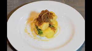Cercavo un condimento estivo, fresco, e che potessi usare con le verdure appena raccolte dell'orto. Bocconcini Di Baccala Con Polenta E Cipolle La Ricetta Di Sale Pepe Youtube