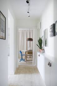Flur Gestalten Und Praktisch Ausnutzen Long Narrow Living Room Narrow Living Room Foyer Decorating