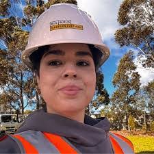 Lori Riker's Instagram, Twitter & Facebook