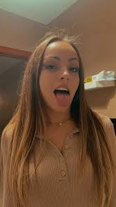 No es por ligar, pero cuando a un chico mayor le gusta mi foto, voy directa  a su perfil 🤭